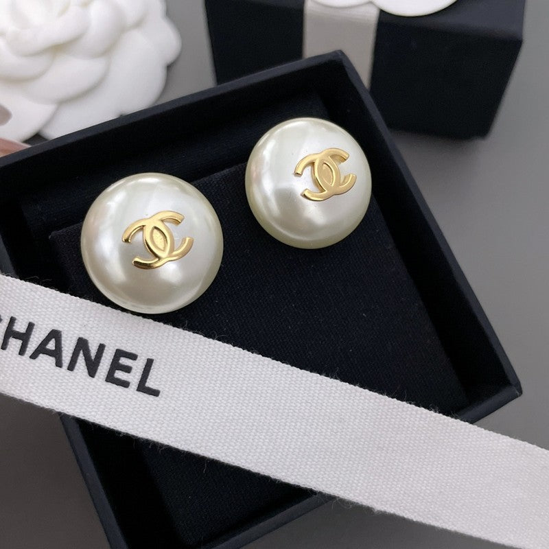 Chanel Pearl Gold Round 18K Gold Earrings