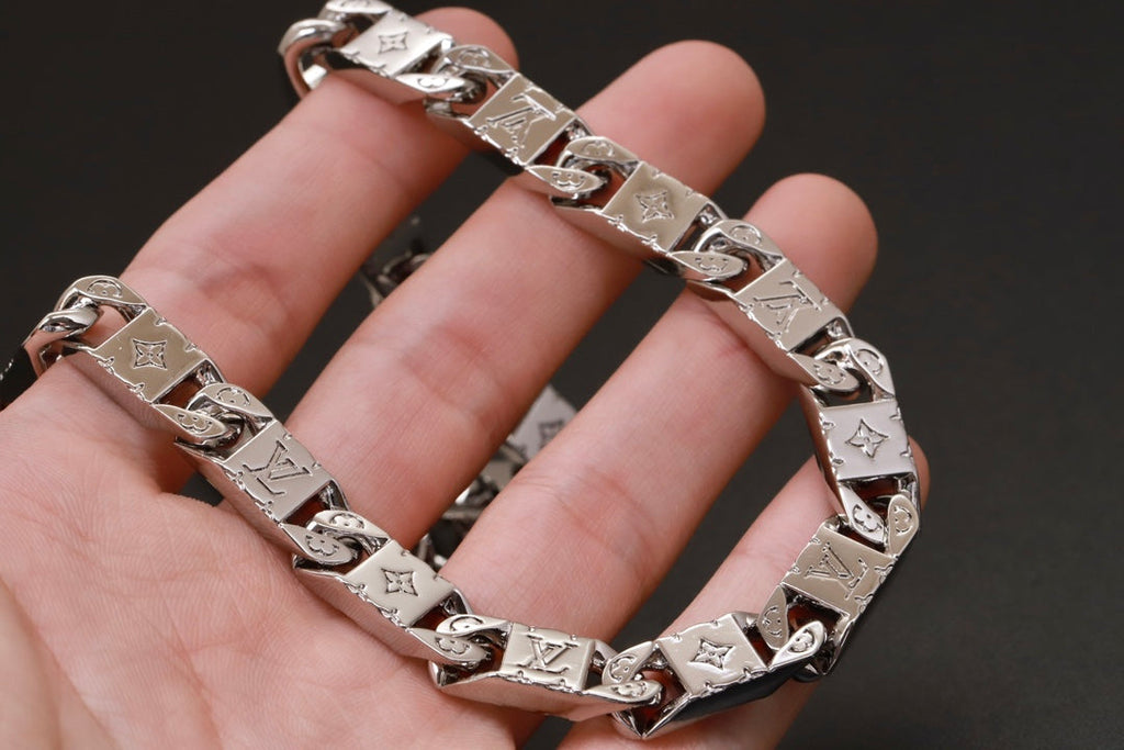 Louis Vuitton Monogram Tied Up 18K Gold Necklace