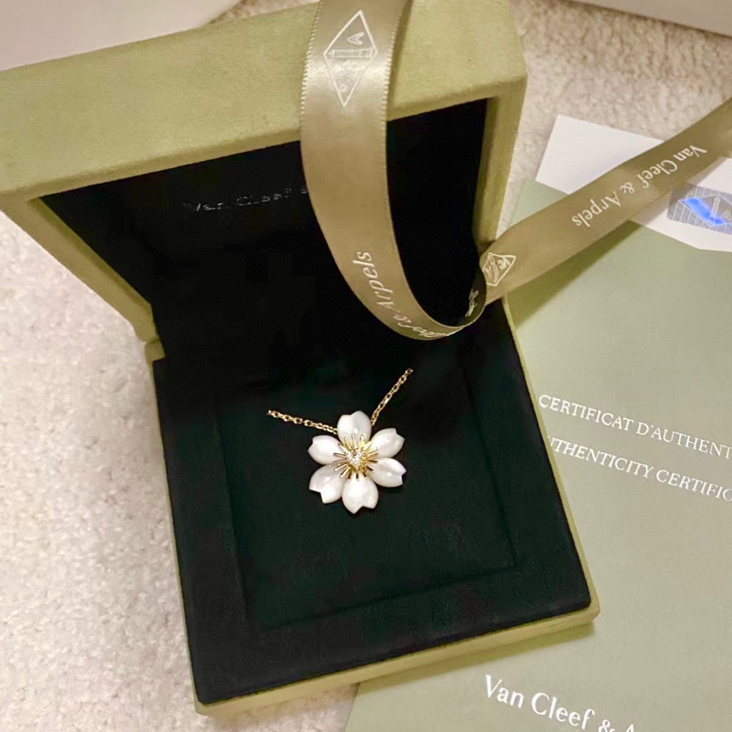 Rose de No?l 18K Gold Necklace
