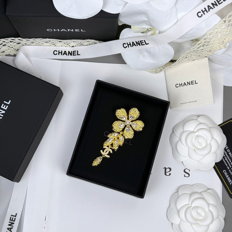Chanel 26C Flower Crystal Drop Gold 18K Gold Brooch